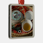 China, Hong Kong. Traditionele Chinese theepot & 3 Metalen Ornament (Rechts)