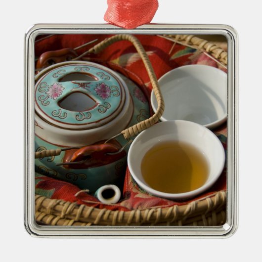 China, Hong Kong. Traditionele Chinese theepot & 3 Metalen Ornament (Voorkant)