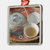 China, Hong Kong. Traditionele Chinese theepot & 3 Metalen Ornament (Links)