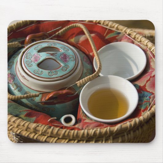 China, Hong Kong. Traditionele Chinese theepot & 3 Muismat (Voorkant)