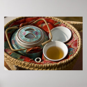 China, Hong Kong. Traditionele Chinese theepot & 3 Poster
