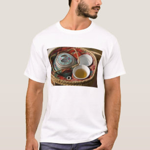 China, Hong Kong. Traditionele Chinese theepot & 3 T-shirt