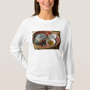 China, Hong Kong. Traditionele Chinese theepot & 3 T-shirt