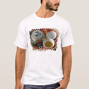 China, Hong Kong. Traditionele Chinese theepot & 3 T-shirt