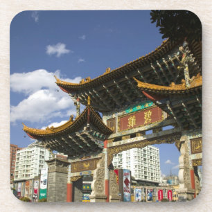 CHINA, provincie Yunnan, Kunming. Herdenkingsboog Onderzetter