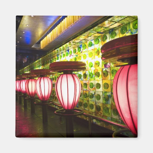 China, Shanghai. Bar in de bar Xin Tian Di Magneet (Voorkant)