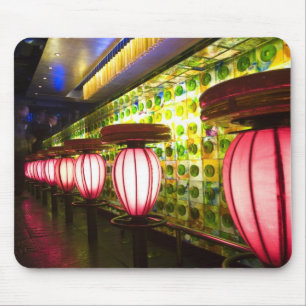 China, Shanghai. Bar in de bar Xin Tian Di Muismat