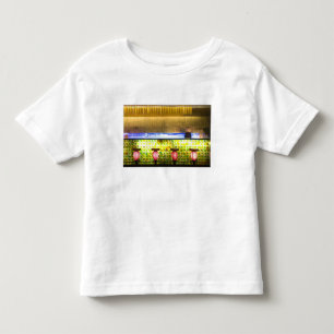 China, Shanghai. Bar in de Xin Tian Di bar 2 Kinder Shirts