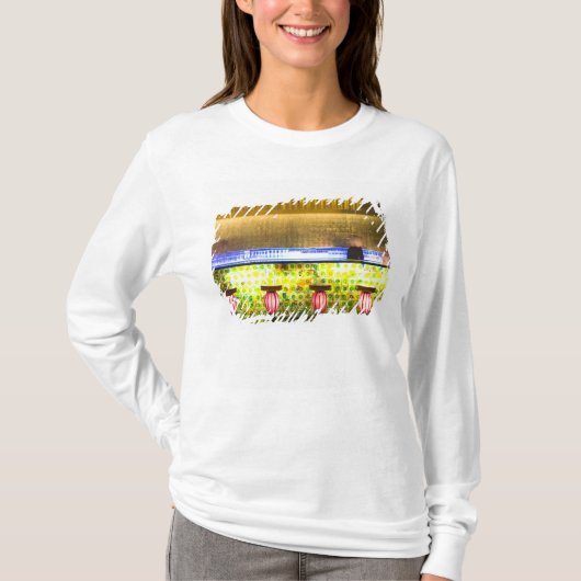 China, Shanghai. Bar in de Xin Tian Di bar 2 T-shirt (Voorkant)