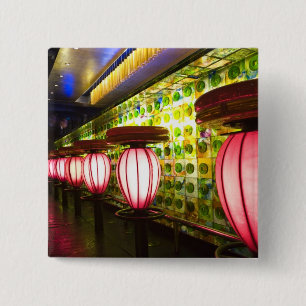 China, Shanghai. Bar in de Xin Tian Di-bar Vierkante Button 5,1 Cm