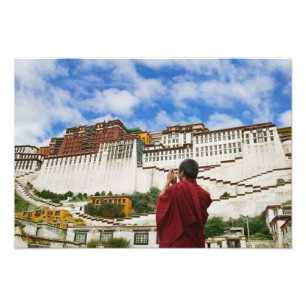 China, Tibet, Lhasa, Tibetaanse monnik met Potala Foto Afdruk