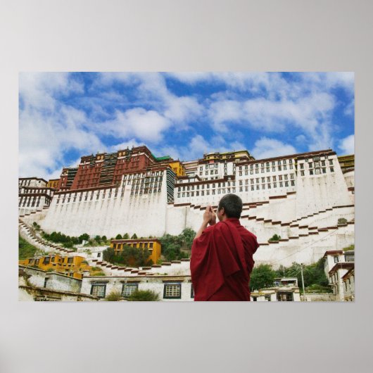 China, Tibet, Lhasa, Tibetaanse monnik met Potala Poster (Voorkant)