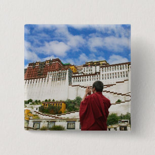 China, Tibet, Lhasa, Tibetaanse monnik met Potala Vierkante Button 5,1 Cm