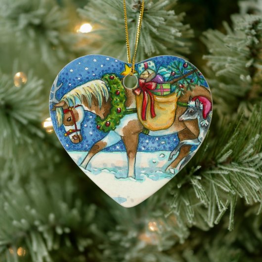 CHINCOTEAGUE PONY'S, VROLIJKE KERST COLT & GESCHEN KERAMISCH ORNAMENT (Boom)