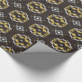 Chinees geelbruin ikattribaal patroon cadeaupapier (Hoek)