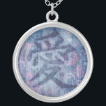 Chinees liefdessymbool roze harten op blauw kettin zilver vergulden ketting<br><div class="desc">Het Chinese liefdessymbool denim blue background met een roze hartgepatterd effect. Een geweldige manier om je liefde uit te drukken op Valentijnsdag of om te geven aan een geliefde. Eenvoudig design van Sarah Trett.</div>