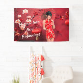 Chinees Nieuwjaarsmeisje met een rode paraplu Spandoek (Insitu)