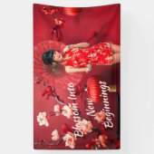 Chinees Nieuwjaarsmeisje met een rode paraplu Spandoek (Verticaal)