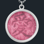 Chinees rood liefdessymbool ketting<br><div class="desc">Chinees liefdessymbool op hart denim rood roze effect. Een geweldige manier om je liefde te Valentijnsdag te uiten of te geven aan een geliefde. Uniek ontwerp van Sarah Trett.</div>