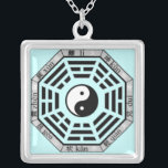 Chinese acht-trigrammen Yin-Yang Symbol Pendant Zilver Vergulden Ketting<br><div class="desc">Evenwicht, energie en goede feng-shui zijn overal bij u, waar u ook bent, met dit geschenk van het zilveren yin-yang symbool omringd door de acht trigrammen. Klik op de knop "Aanpassen" om de achtergrondkleur te wijzigen, dat wil zeggen: wit, grijs, licht paars... ... van deze bediende voordat hij je naar...</div>
