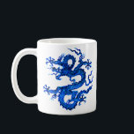 Chinese draak, Mok met indigoblauwkoffie<br><div class="desc">Koffie-mok in een Chinees drakenpatroon aangepast van antiek porseleinen china,  diep indigo blauw en wit</div>