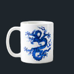 Chinese draak, Mok met indigoblauwkoffie<br><div class="desc">Koffie-mok in een Chinees drakenpatroon aangepast van antiek porseleinen china,  diep indigo blauw en wit</div>