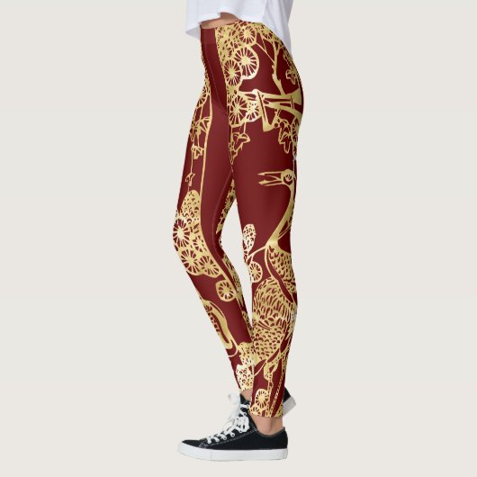 Chinese gouden kranen over rood leggings (Links)