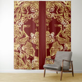 Chinese gouden kranen over rood wandkleed (In situ)