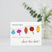 Chinese lantaarns slaan de datum op aankondigingskaart (Staand voorkant)