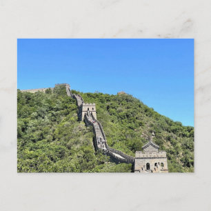 Chinese Muur die zich over de groene heuvels uitst Briefkaart