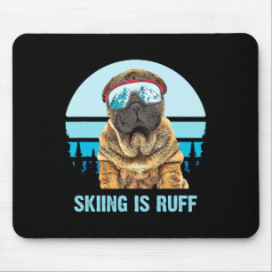 Chinese Shar-pei winterskiën is een Ruff Ski Dog L Muismat