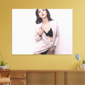 Chinese vrouw toont beha en broek canvas afdruk (Insitu (Woonkamer))