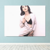 Chinese vrouw toont beha en broek canvas afdruk (Insitu (Houten vloer))