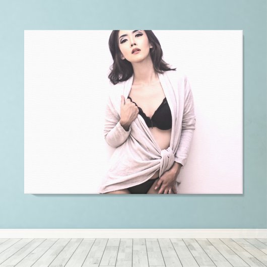 Chinese vrouw toont beha en broek canvas afdruk (Insitu (Houten vloer))