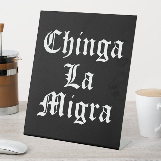 Chinga LA Migra Reclamebord Met Voetstuk (Insitu)