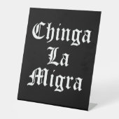 Chinga LA Migra Reclamebord Met Voetstuk (Voorkant)