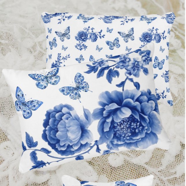  Chinoiserie Blauw Witte Vlinder Rozen Accent Kussen (Charming butterflies and roses)