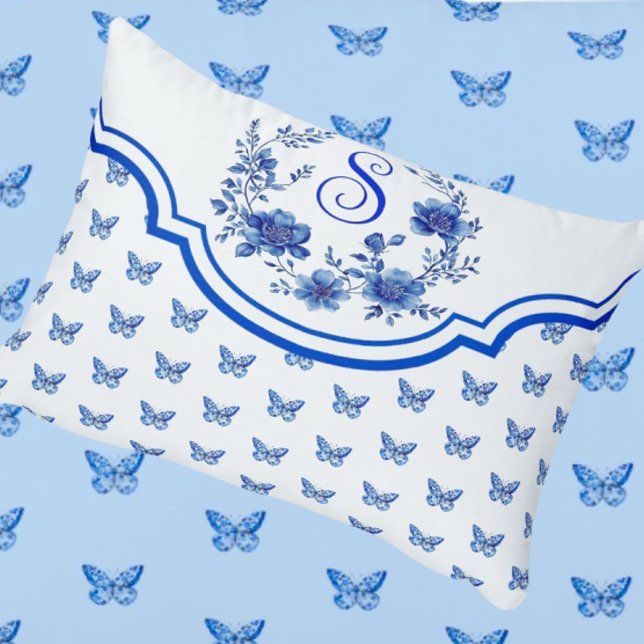 Chinoiserie Blauw Witte Vlinder Rozen Monogram Accent Kussen (Monogram for someone special!)