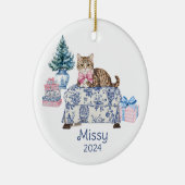 Chinoiserie Kat Naam en Jaar Keramisch Ornament (Rechts)