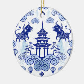 Chinoiserie-kerstsierBull en Pagoda Keramisch Ornament (Links)
