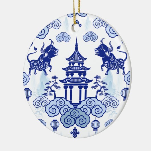 Chinoiserie-kerstsierBull en Pagoda Keramisch Ornament (Links)