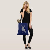 Chinoiserie Reindeer Navy Kerstmis Tote Bag (Op model)