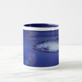 Chinook Salmon die een vlieg achtervolgt Mok (Midden)