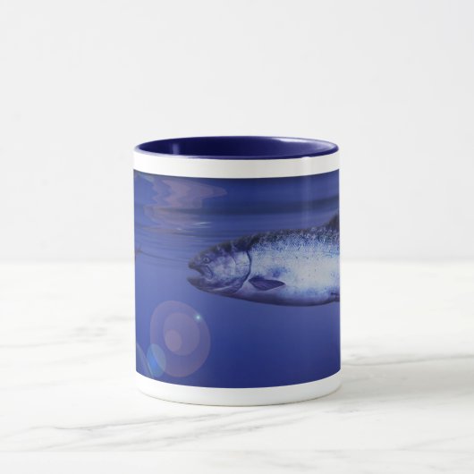 Chinook Salmon die een vlieg achtervolgt Mok (Midden)