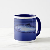 Chinook Salmon die een vlieg achtervolgt Mok (Voorkant rechts)