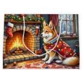 Chinook Sitting by Fireplace with Christmas Lights Groot Cadeauzakje (Voorkant)