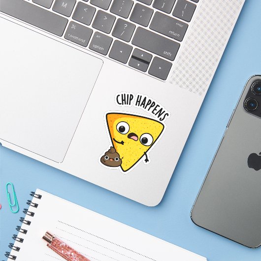 Chip Happens Grappige Poop Pun Sticker (Laptop met iPhone)