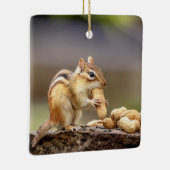 Chipmunk die een pinda eet keramisch ornament (Rechts)