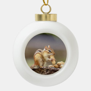 Chipmunk die een pinda eet keramische bal ornament