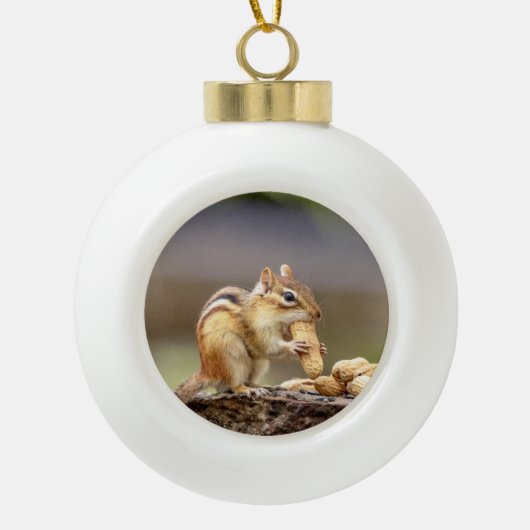 Chipmunk die een pinda eet keramische bal ornament (Voorkant)